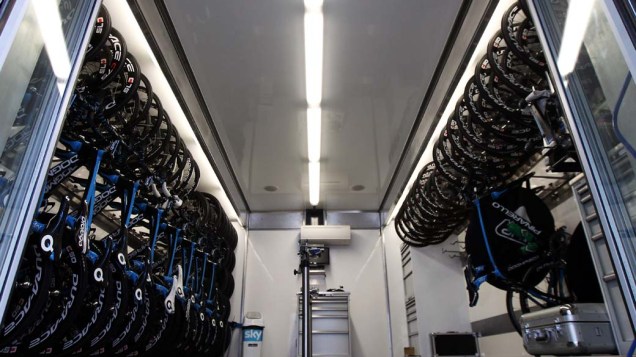 Vista interior do caminhão de apoio da equipe de ciclismo Sky, participante da Volta da França. Esta quarta-feira foi o dia de folga dos atletas