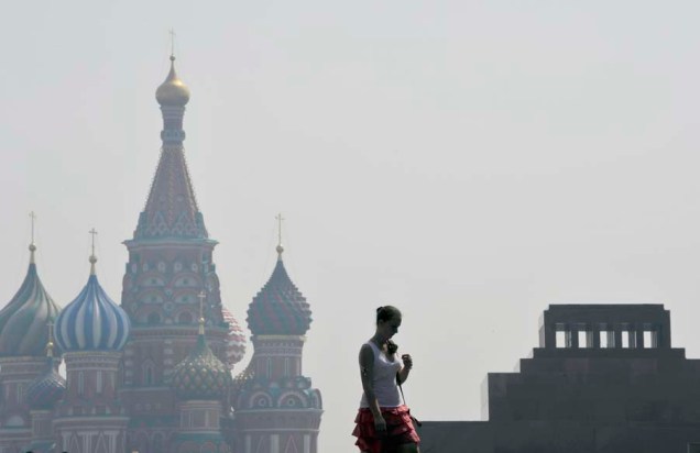 Espessa nuvem de fumaça cobre a Praça Vermelha, em Moscou. A severa onda de calor vem provocando incêndios florestais na região. Esta segunda-feira foi o dia mais quente da história da capital russa: os termômetros marcaram 37,2º