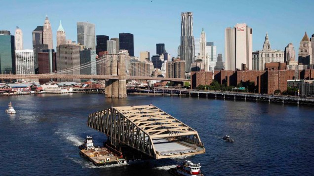 Embarcação carrega ponte de 350 metros de comprimento que irá substituir a estrutura que liga Manhattan ao Bronx em Nova York, também na segunda-feira