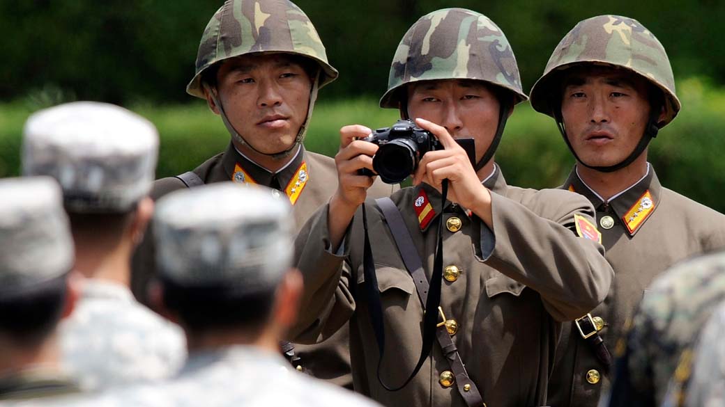 Soldados norte-coreanos fotografam soldados norte-americanos durante a cerimônia de 57 anos do acordo de cessar-fogo da Guerra da Coreia - Song Kyung-Seok-pool/Getty Images