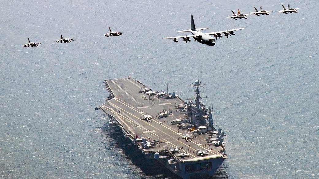O porta-aviões americano ‘George Washington’ durante as manobras militares realizadas pelos Estados Unidos e Coreia do Sul