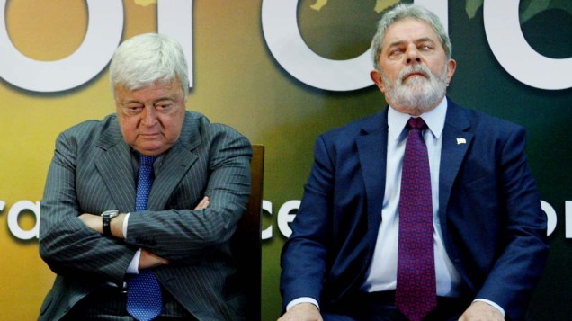 O presidente da CBF, Ricardo Teixeira, e o presidente Luiz Inácio Lula da Silva  assinam sanção de projeto que altera o Estatuto do Torcedor, em Brasília
