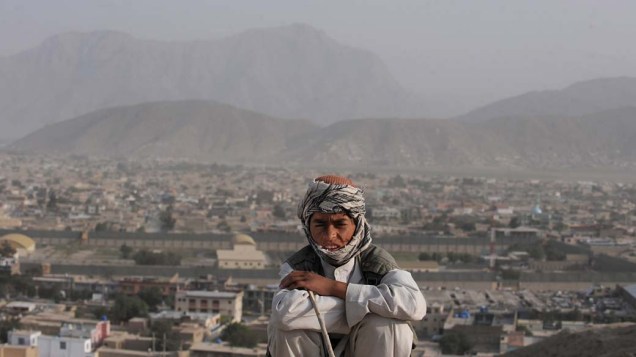 Garoto afegão senta-se em uma colina, em Cabul. As eleições parlamentares do Afeganistão serão em 18 de setembro