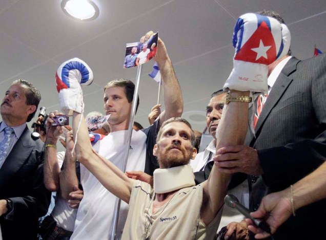 O cubano Ariel Sigler comemora sua chegada no aeroporto internacional de Miami, nos Estados Unidos. Após cumprir sete anos de pena, ele é um dos 75 prisioneiros políticos libertados pelo regime da ilha por motivos de saúde