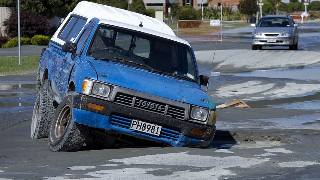 Carro afunda em buraco causado por terremoto na Nova Zelândia