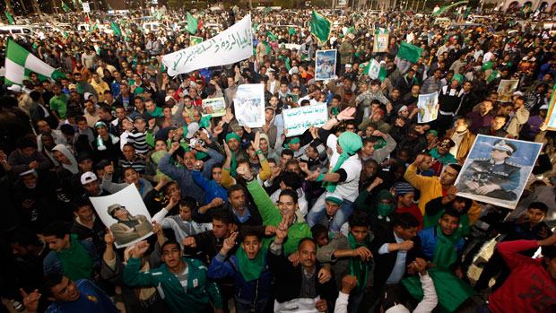 No centro de Trípoli, manifestantes demonstram apoio ao líder Moamer Kadhafi