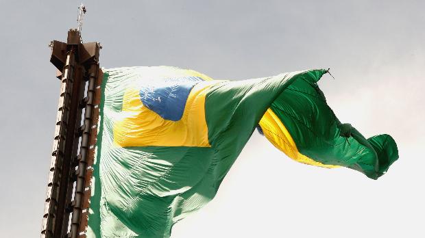 Bandeira do Brasil da Praça dos Três Poderes, em Brasília, foi queimada e rasgada por um homem que escalou o mastro de quase 100 metros.
