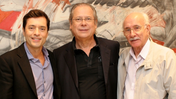 O ex-ministro da Casa Civil José Dirceu, entre o autor da novela "Amor e Revolução", Tiago Santiago (à esquerda), e o diretor da trama, Reynaldo Boury