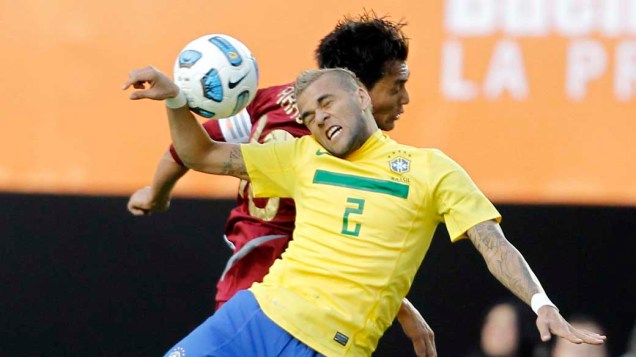 Daniel Alves durante partida entre Brasil e Venezuela válida pela primeira fase da Copa América, disputada na Argentina