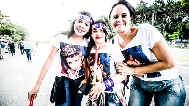 Fãs de Justin Bieber na chegada para o show na Arena Anhembi, em São Paulo