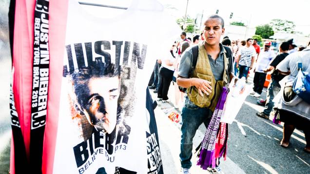 Camisetas e faixas à venda para os fãs de Justin Bieber do lado de fora da Arena Anhembi, em São Paulo