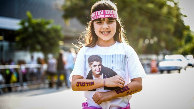 Fãs de Justin Bieber na chegada para o show na Arena Anhembi, em São Paulo