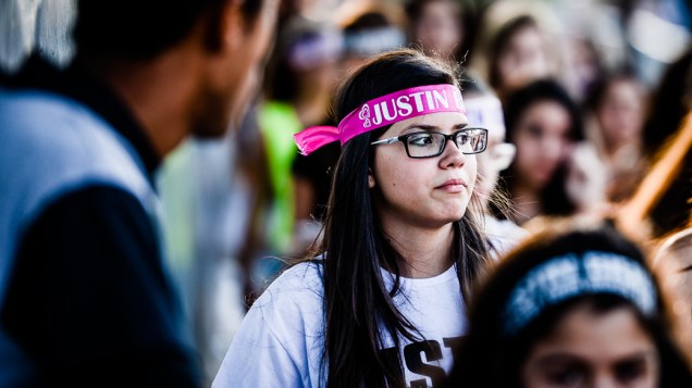 Fãs de Justin Bieber na chegada para o show na Arena Anhembi, em São Paulo