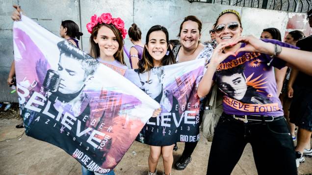 Fãs de Justin Bieber na chegada para o show na Arena Anhembi, em São Paulo