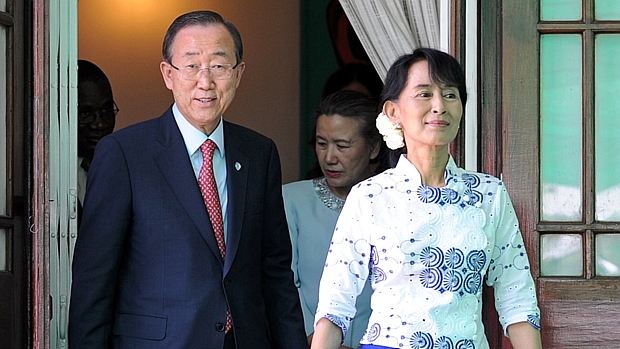 Ban Ki-moon e Aung San Suu Kyi após encontro em Yangun, Mianmar
