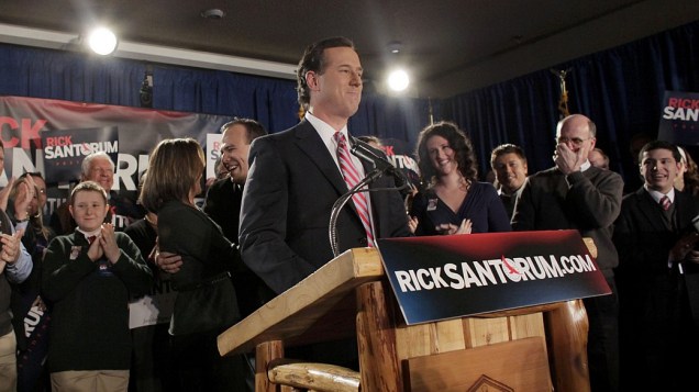 Pré-candidato republicano Rick Santorum comemora seu bom desempenho em Iowa