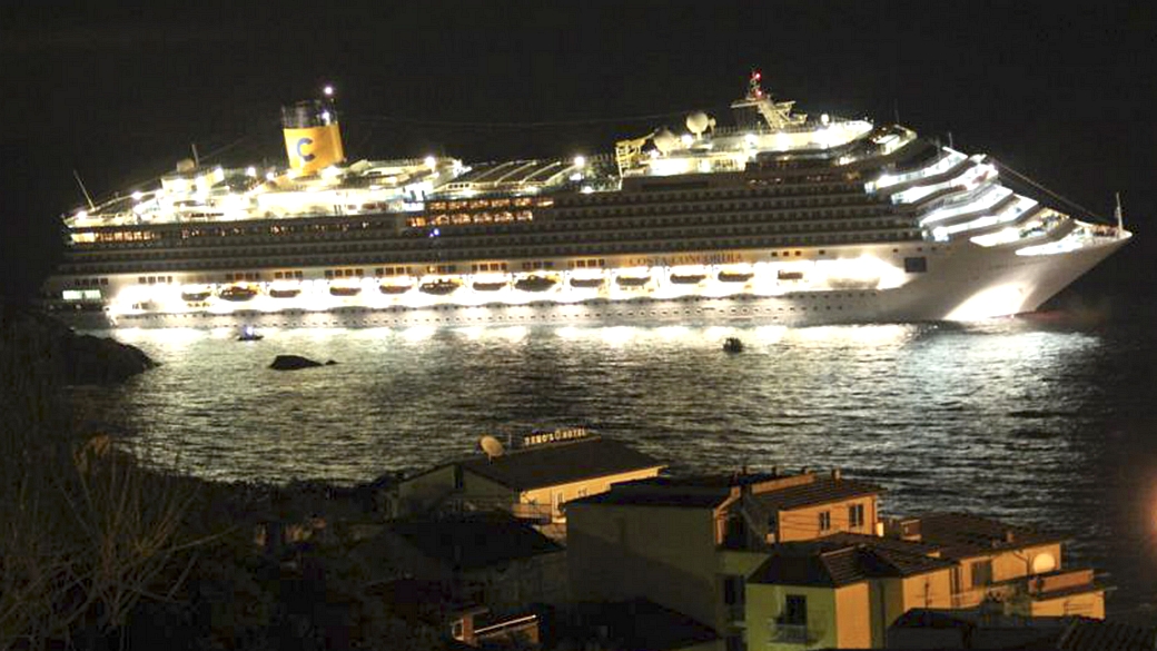 Navio Costa Concordia encalhado na costa da Itália