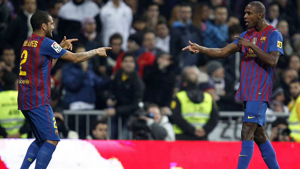 Daniel Alves e Éric Abidal dançam 'Aí, se eu te pego' após o gol da virada do Barcelona