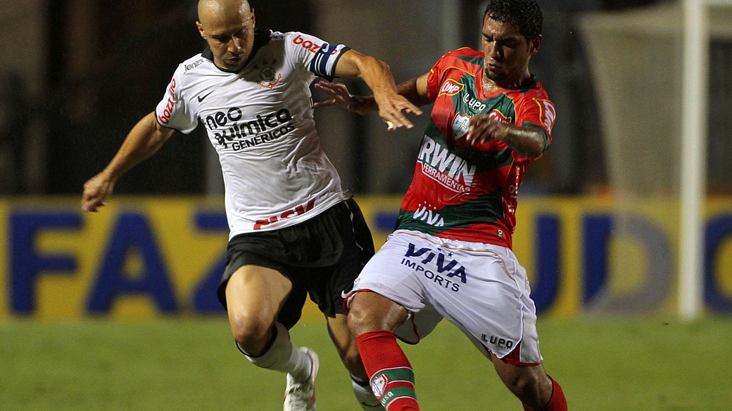 Alessandro, do Corinthians, e Boquita, da Portuguesa, disputam a bola durante amistoso realizado na noite de quarta-feira