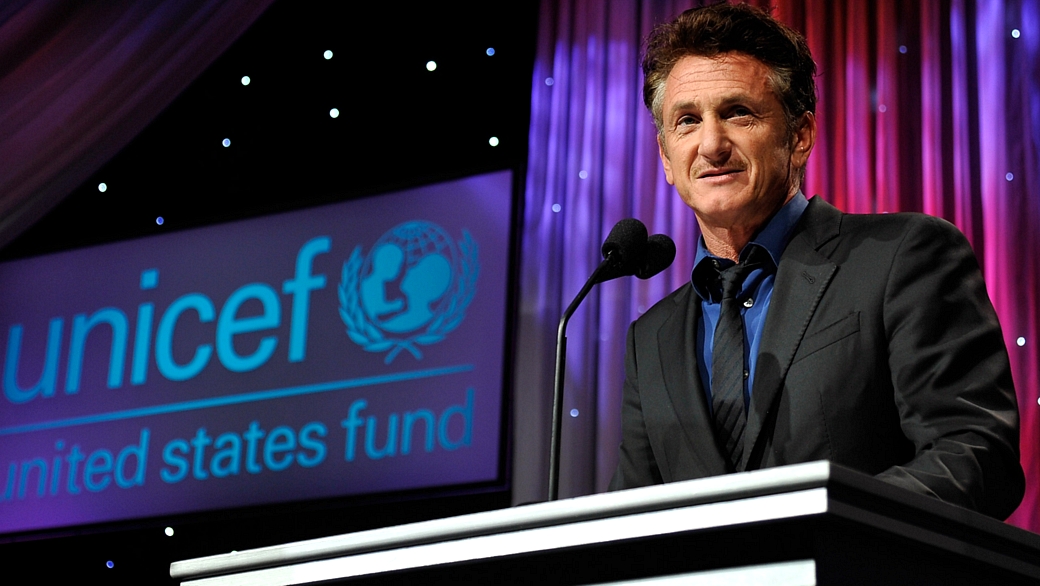 Sean Penn discursa em cerimônia da Unicef