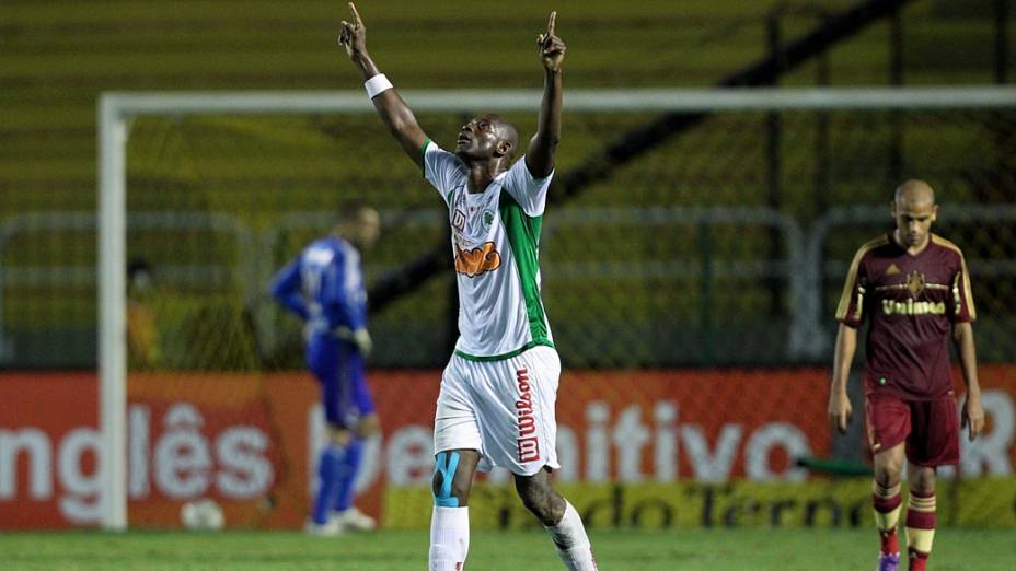 Somália, do Boavista, comemora um de seus gols contra o Fluminense