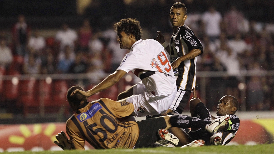 Pressionado pela defesa do Comercial, William José marca o gol do São Paulo