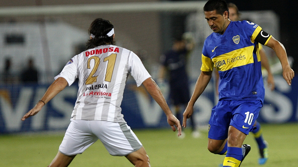 Riquelme, do Boca Juniors, é cercado por Figueroa, do Deportivo Zamora