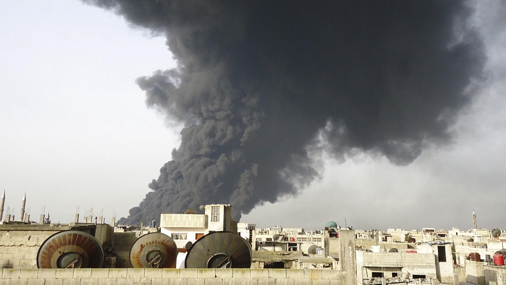 Bombardeio de Assad atinge oleoduto em Homs