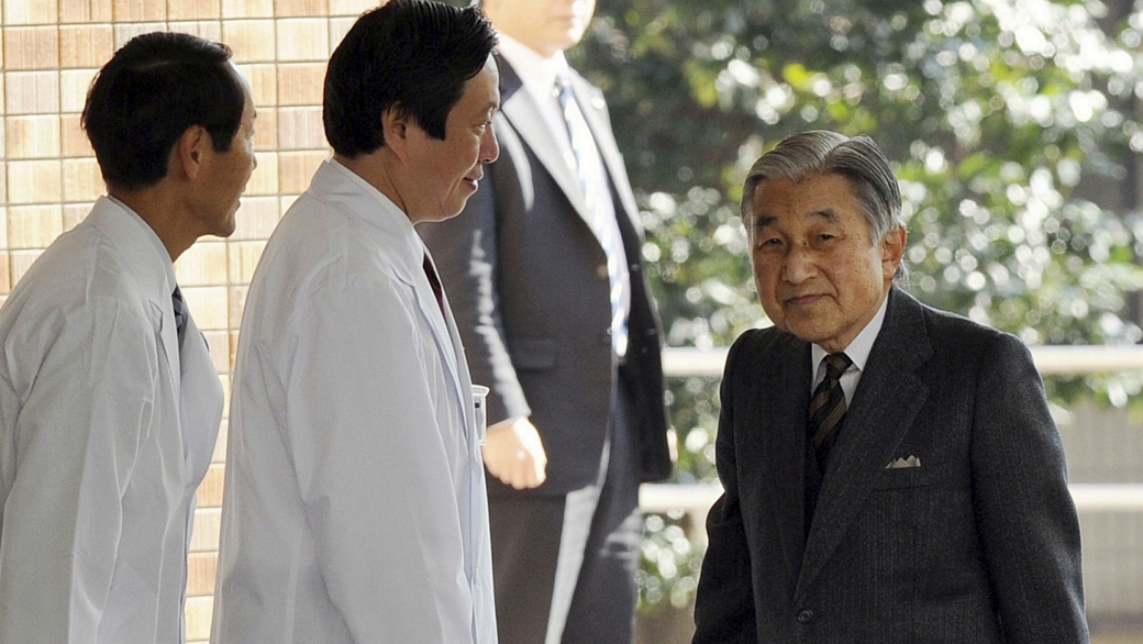 Imperador Akihito chega ao hospital para ser submetido a uma operação cardíaca