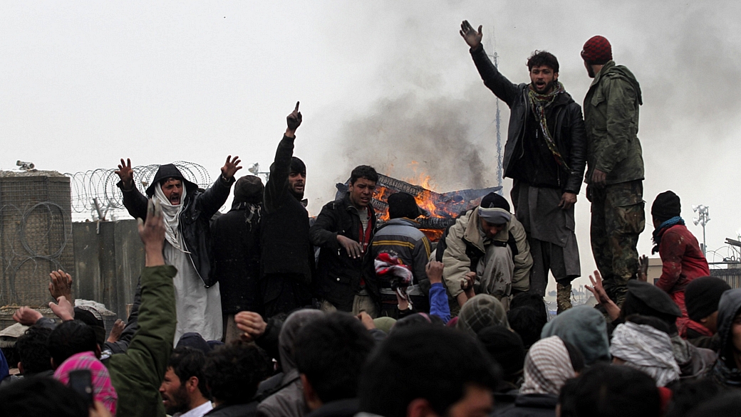 Afegãos protestam em base americana contra a queima de exemplares do Corão