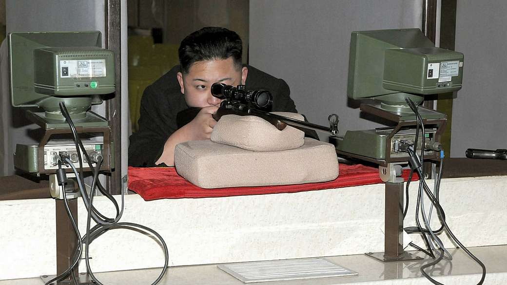 Ditador norte-coreano Kim Jong-un durante visita a uma fábrica de armas