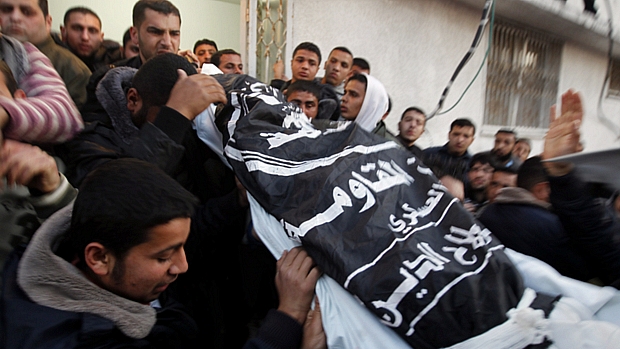 Palestinos carregam o corpo de Zuheir al Qaisi, membro do movimento radical Comitês da Resistência Popular, e morto em um ataque de Israel
