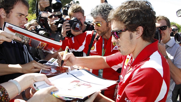 Fernando Alonso distribui autógrafos antes do treino