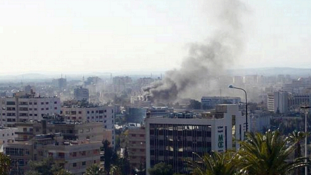 Coluna de fumaça ocupa o céu de Damasco após explosões