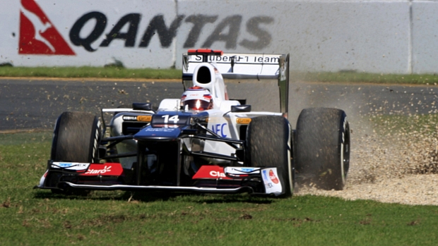 Kamui Kobayashi sai da pista durante treino de classificação em Melbourne