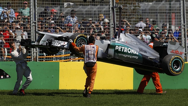 Schumacher ajuda oficiais da corrida a recolherem seu carro