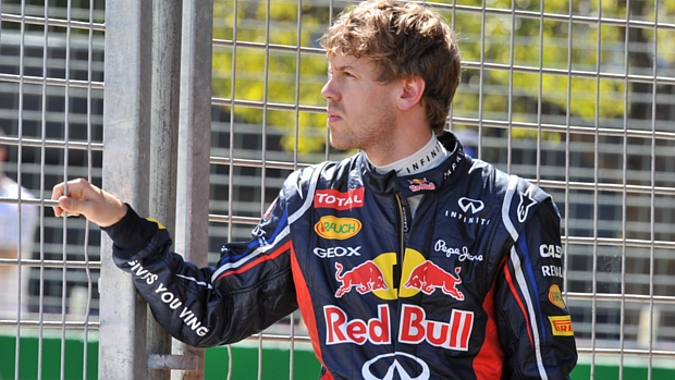 Vettel observa pista após pequena batida em Melbourne