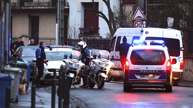 Policia francesa cerca casa de suspeito em Toulouse