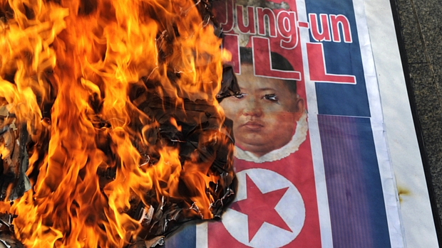 Manifestante sul-coreanos queimam imagem do ditador Kim Jong-un, da Coreia do Norte