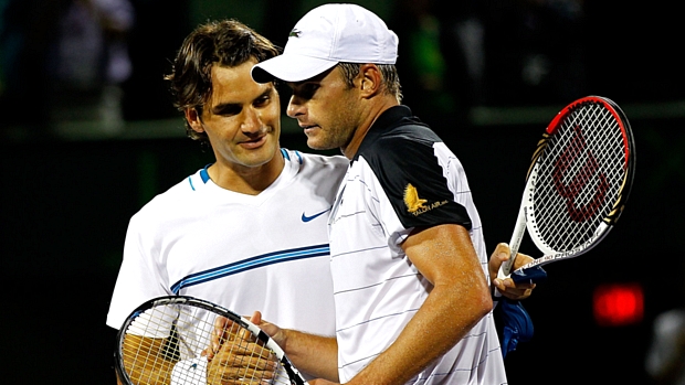 Roger Federer e Andy Roddick se cumprimentam após a eliminação do suiço