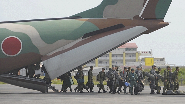 Tropas das Forças de Autodefesa chegam à ilha de Ishigaki