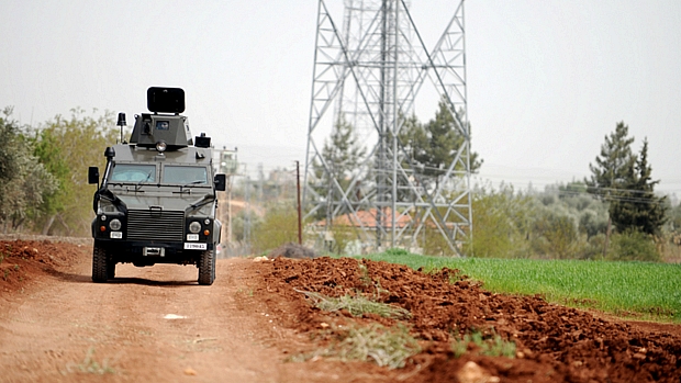 Veículo militar turco patrulha fronteira com a Sìria
