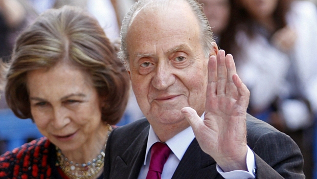Rei Juan Carlos, da Espanha, acena ao lado da mulher, a rainha Sofia