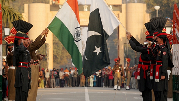 Cerimônia de troca de guarda na fronteira entre Índia e Paquistão