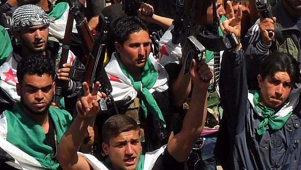 Rebeldes sírios exibem armas em manifestação contra Bashar Assad