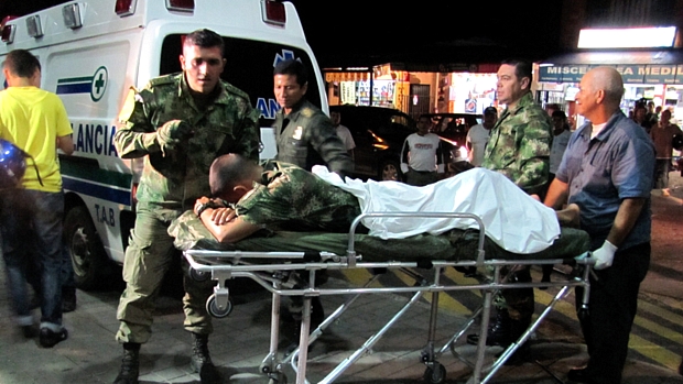Soldado ferida em ataque da Farc é colocado em ambulância na Colômbia