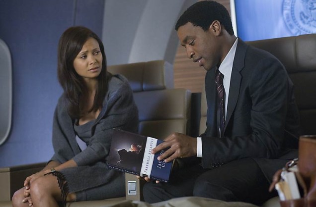 Thandie Newton ao lado de Chiwetel Ejiofor, no papel do cientista idealista Adrian Helmsley.