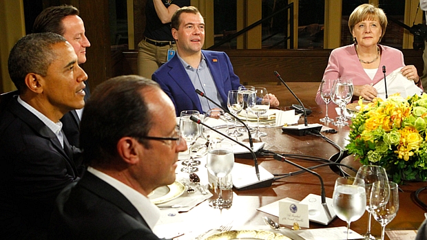 François Hollande, Barack Obama, David Cameron, Dmitri Medvedev e Angela Merkel em jantar de trabalho na Cúpula do G8, em maio