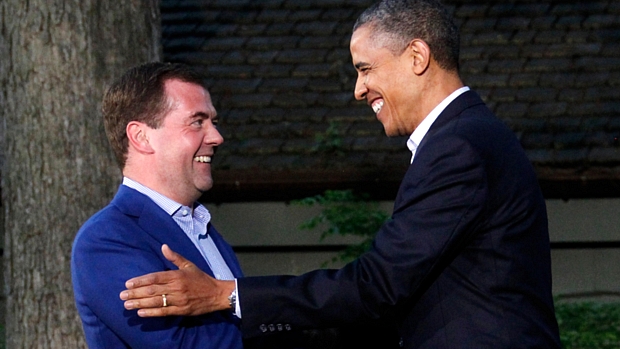 Dmitri Medvedev, premiê russo, cumprimenta Barack Obama, presidente americano, no início da Cúpula do G8
