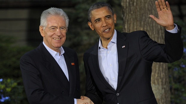 O primeiro-ministro da Itália, Mario Monti, chega a Camp David e cumprimenta Obama
